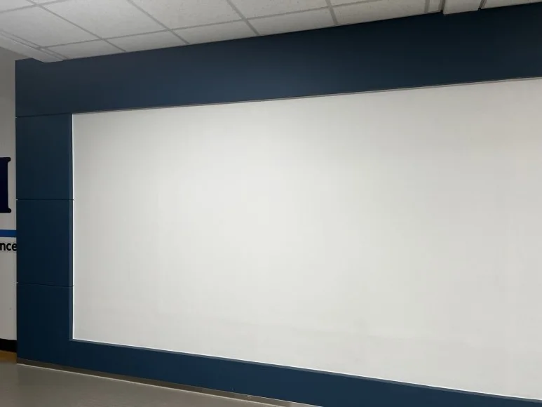 하얀색의 대형 벽면