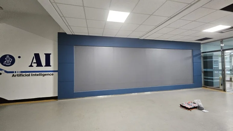 스크린페인트가 칠해진 대형 벽면