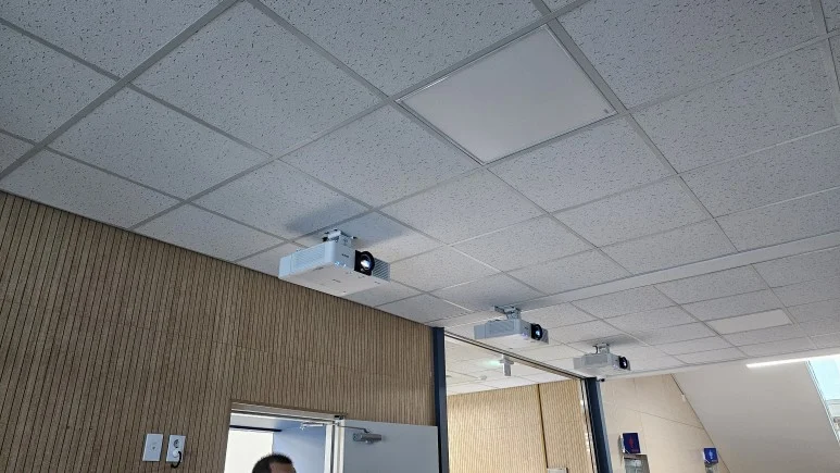 세대의 빔프로젝터가 설치된 공간