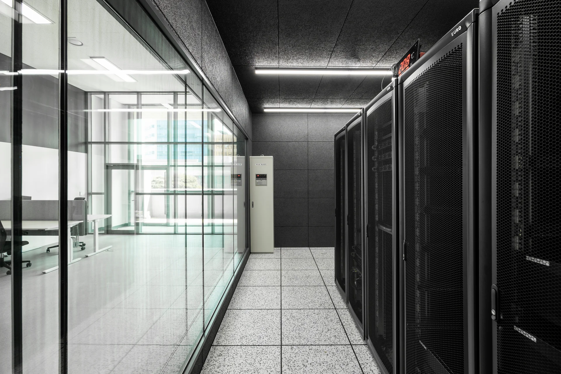 퓨리오사AI 사무실 서버실 전경