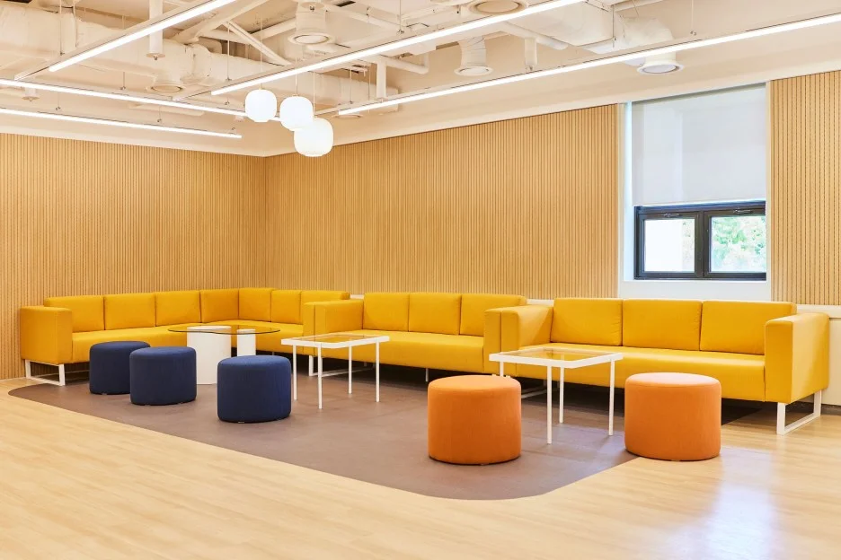 현대자동차 송암빌딩 사무실 라운지 소파 인테리어