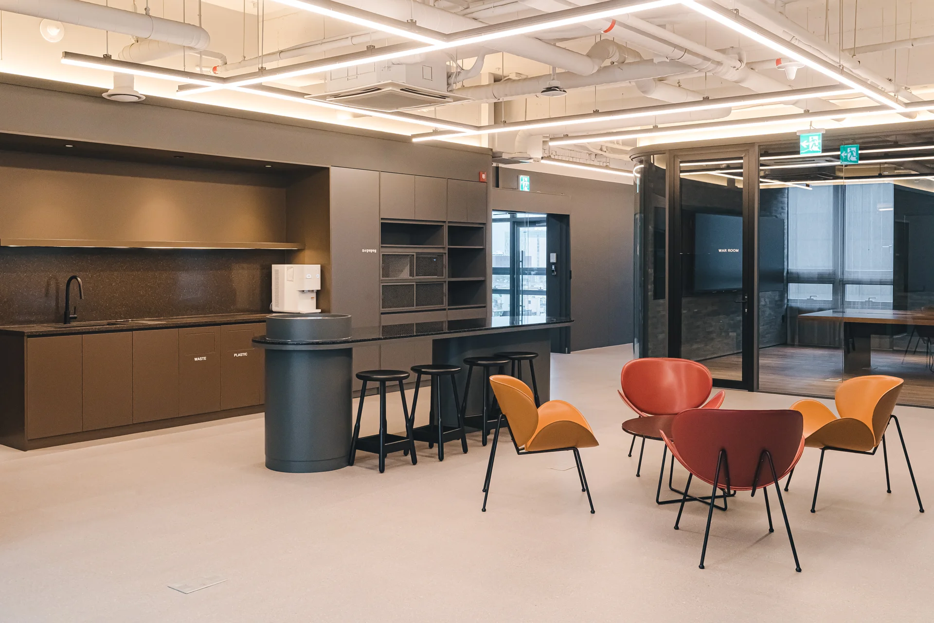 퓨리오사AI 라운지 컬러풀한 의자