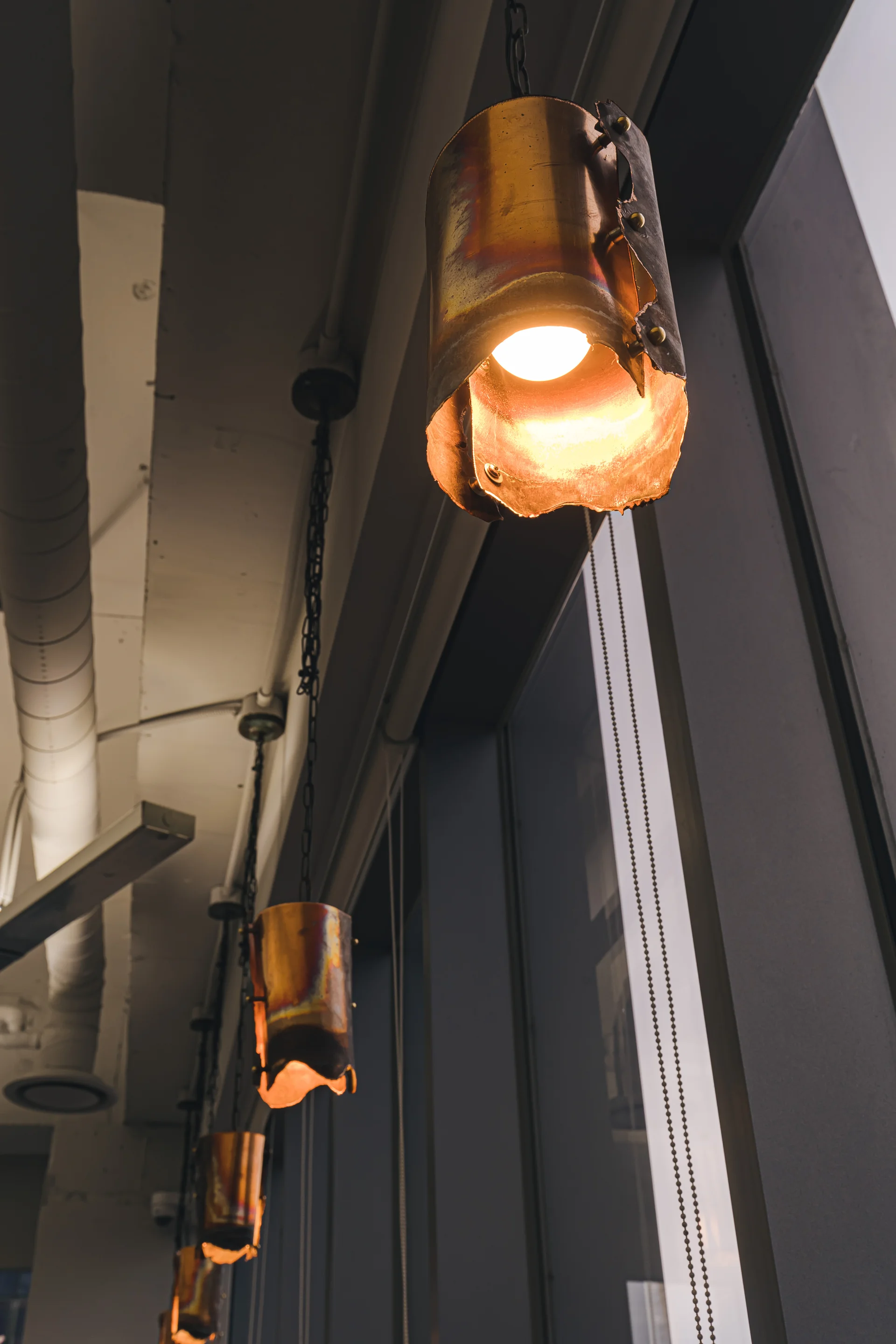 퓨리오사AI 사무실의 러스틱한 조명