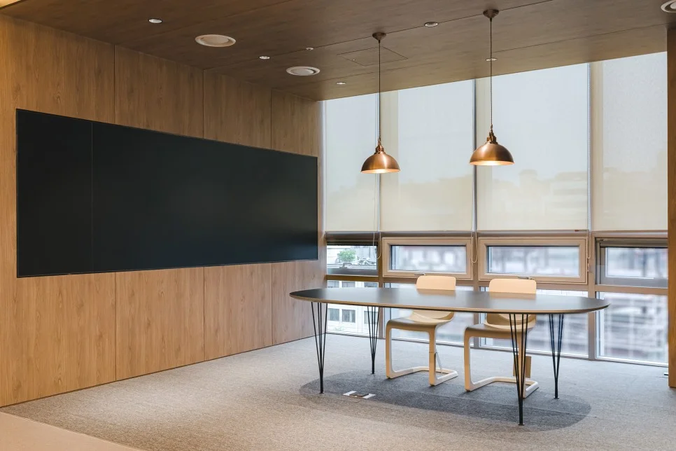 퓨리오사AI 사무 공간의 고급스러운 마감재