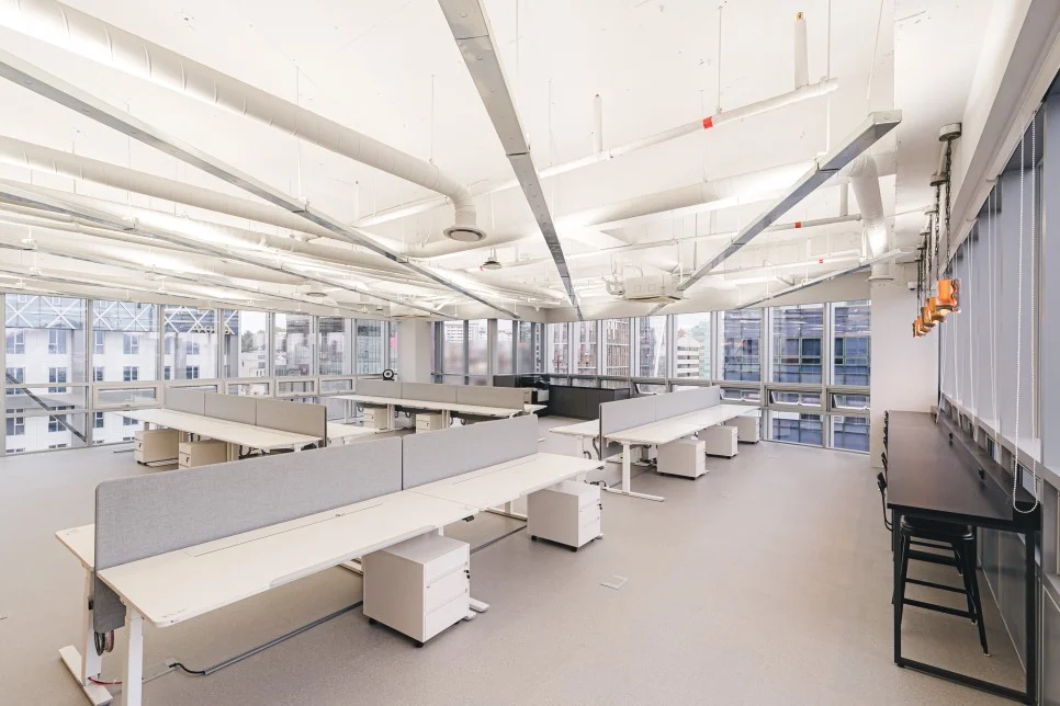 퓨리오사AI 사무실의 깔끔한 화이트 인테리어