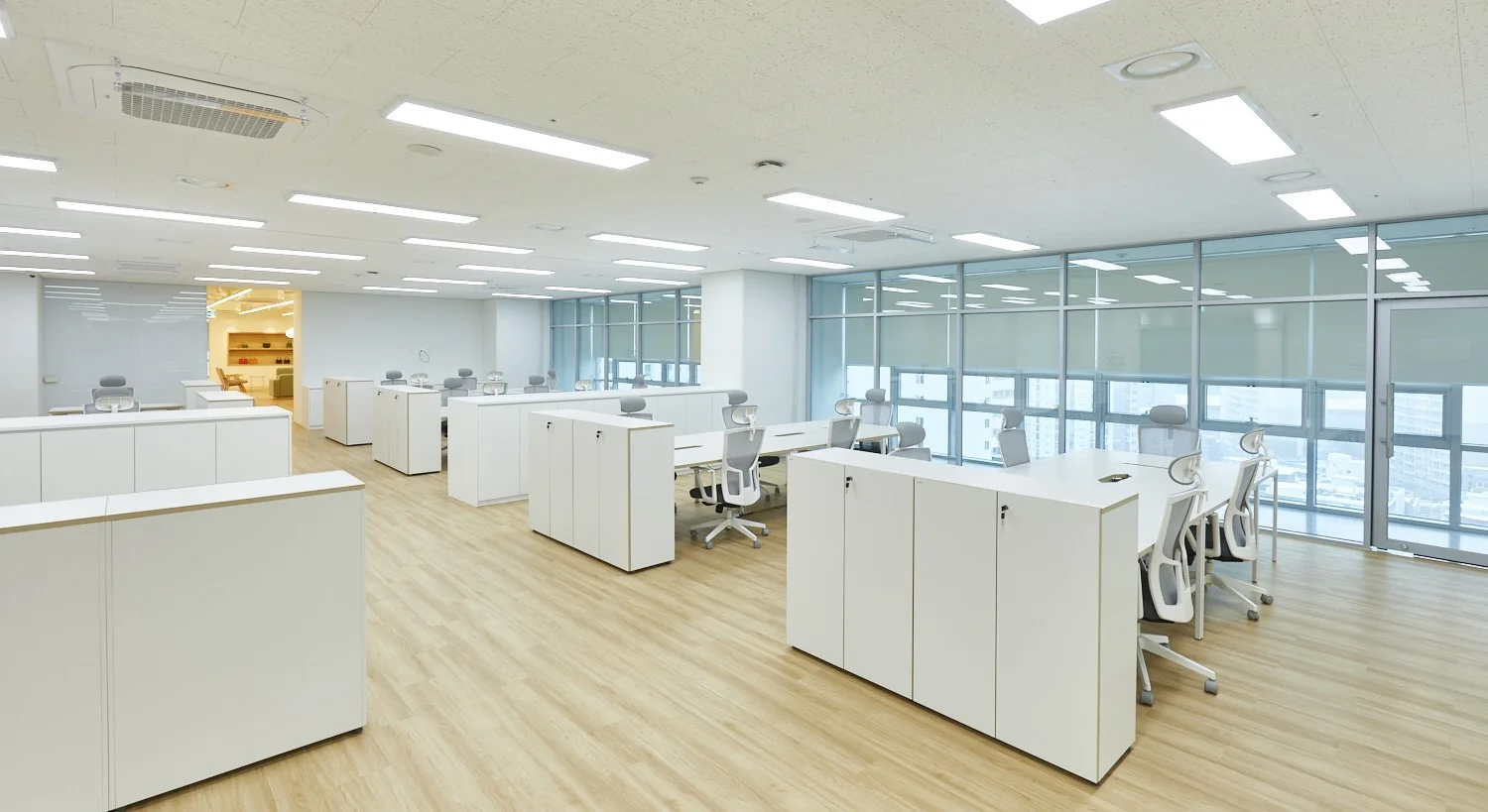 마르헨제이 본사 책상 배열