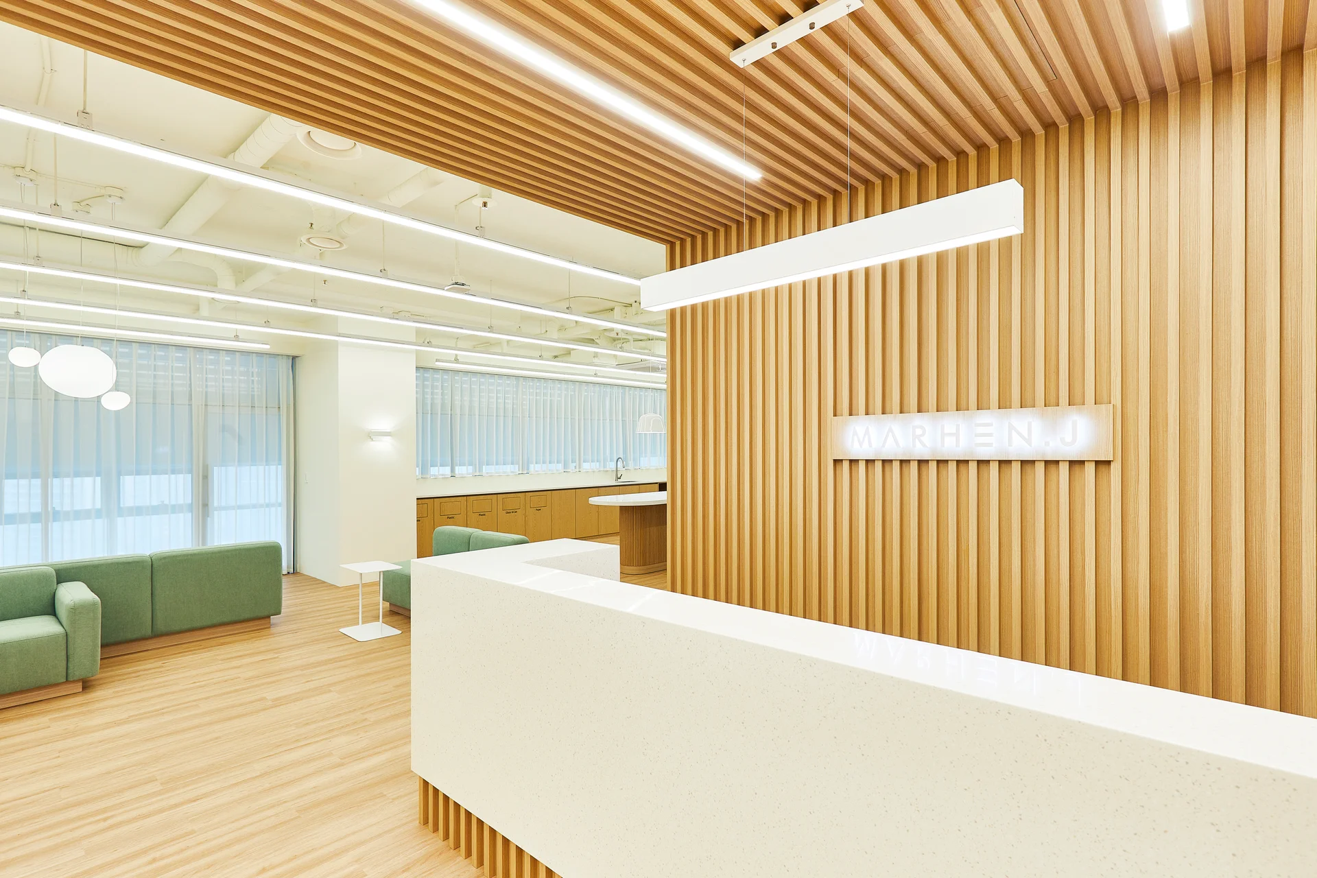 마르헨제이 본사 입구 우드 디자인