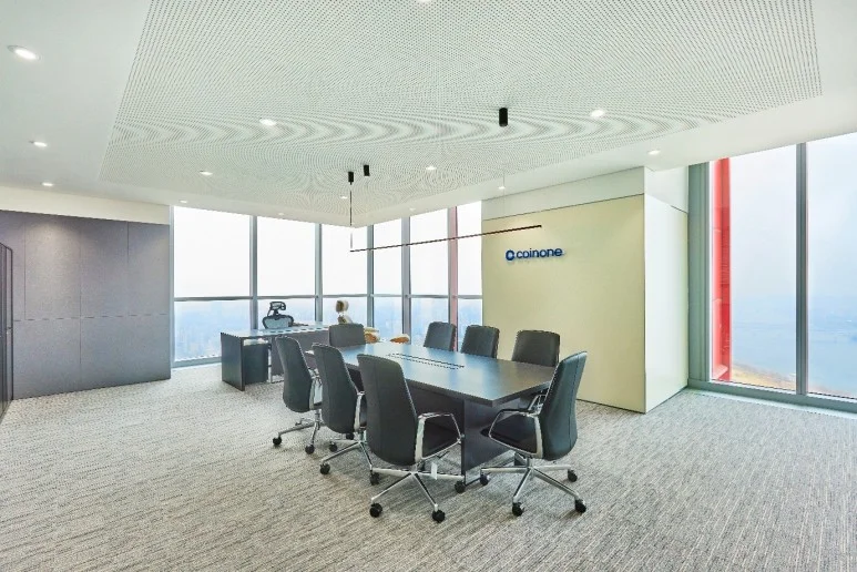 코인원 사옥 임원실 및 7인 미팅 테이블