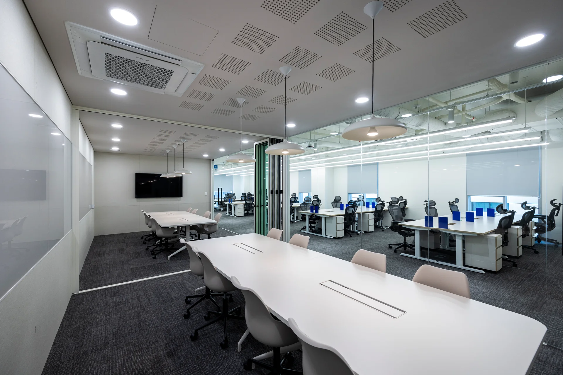 에이슬립 사무 공간 내에 있는 회의실 폴딩 도어 열린 모습