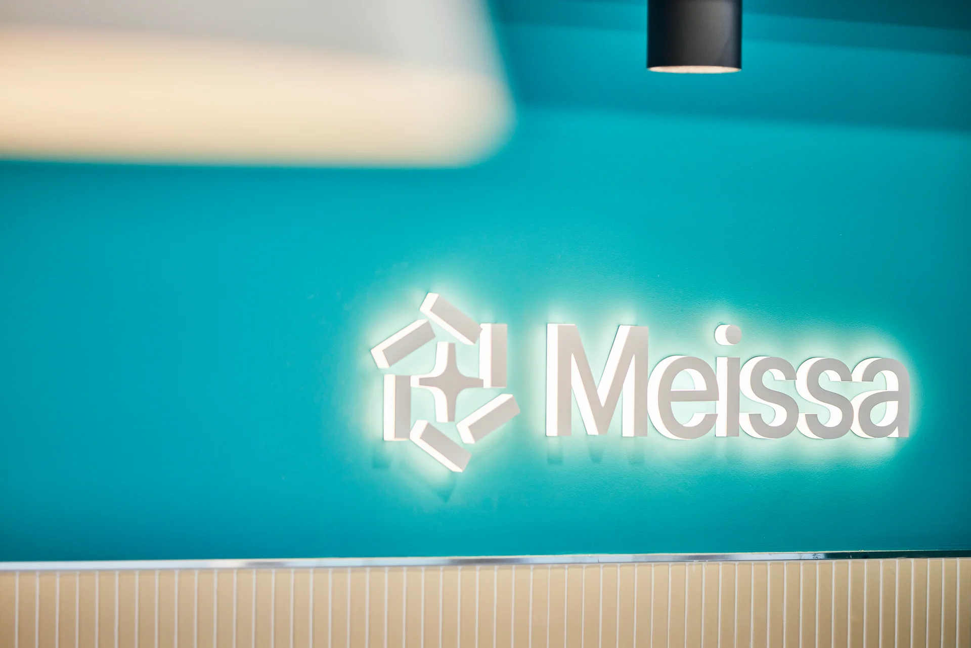 메이사 사무실 입구 사이니지