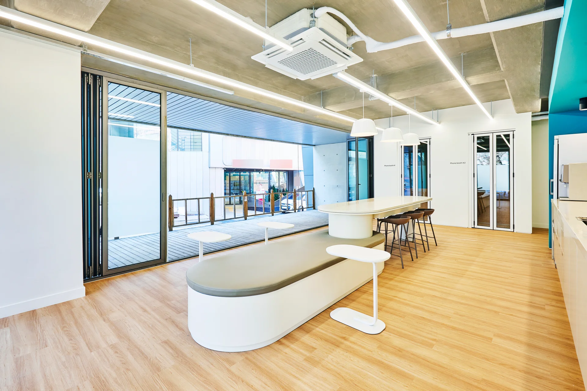 메이사 사무실 캔틴 반대편 폴딩 도어 휴게 공간