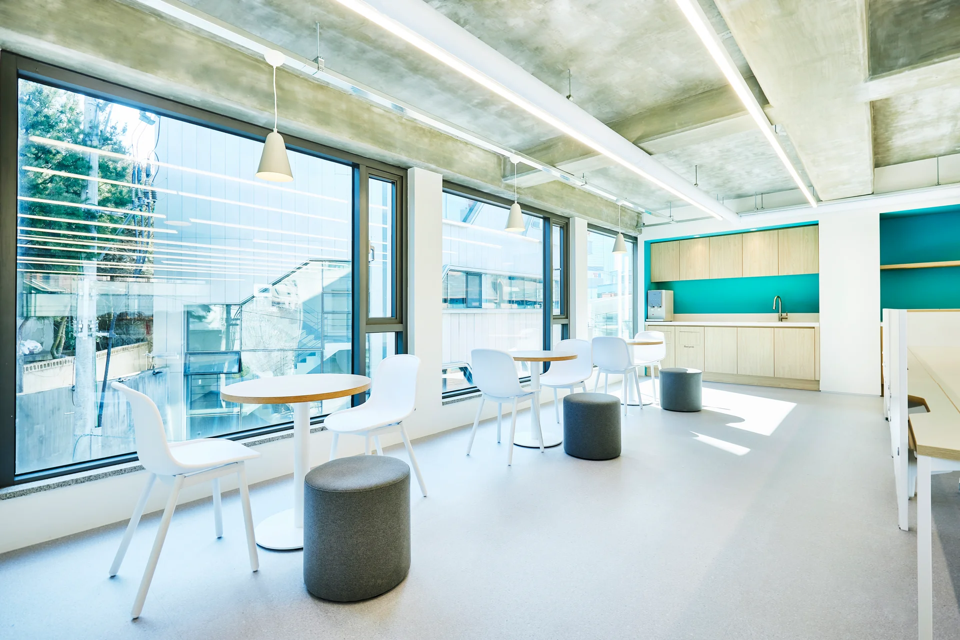 메이사 3층 휴게 공간 내 원형 카페 테이블