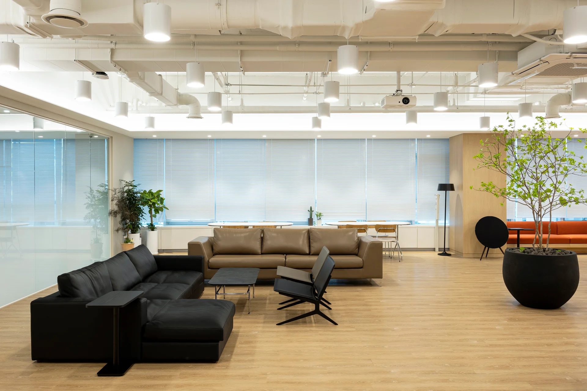 팀블랙버드 사무실 라운지 소파