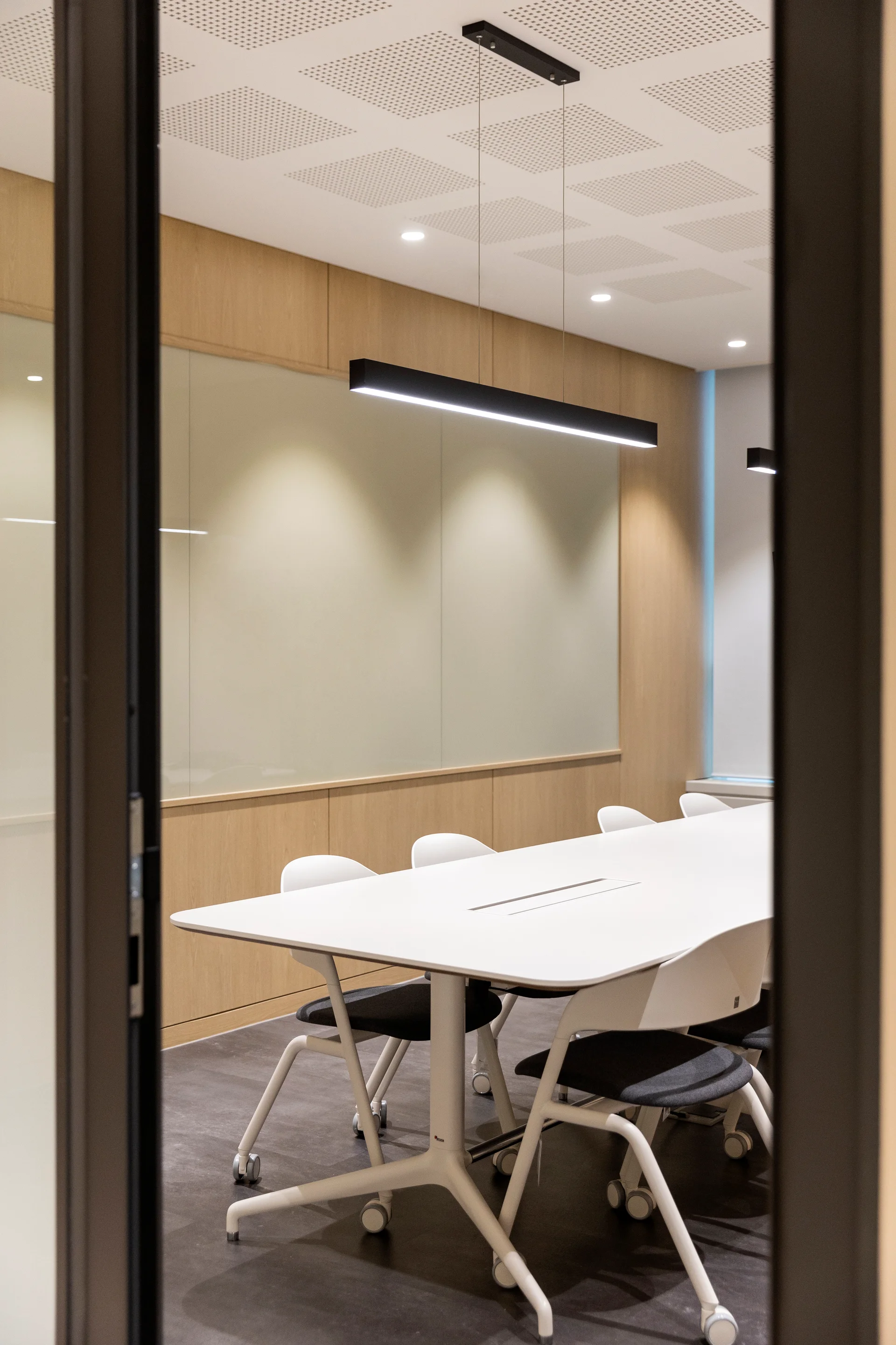 팀블랙버드 회의실 칠판, 조명, 이동형 가구