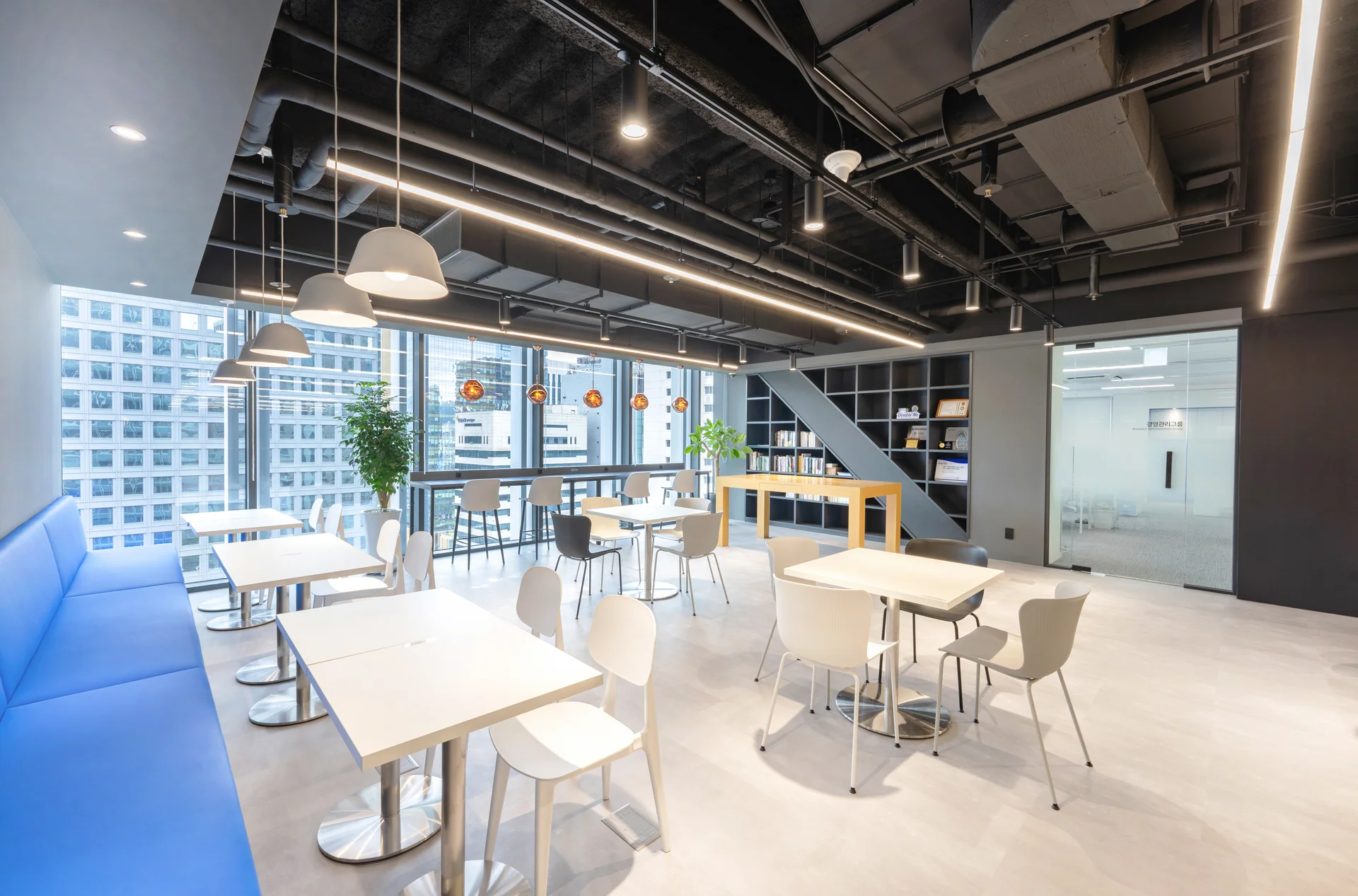 더블미 사무실 라운지 청계천 뷰