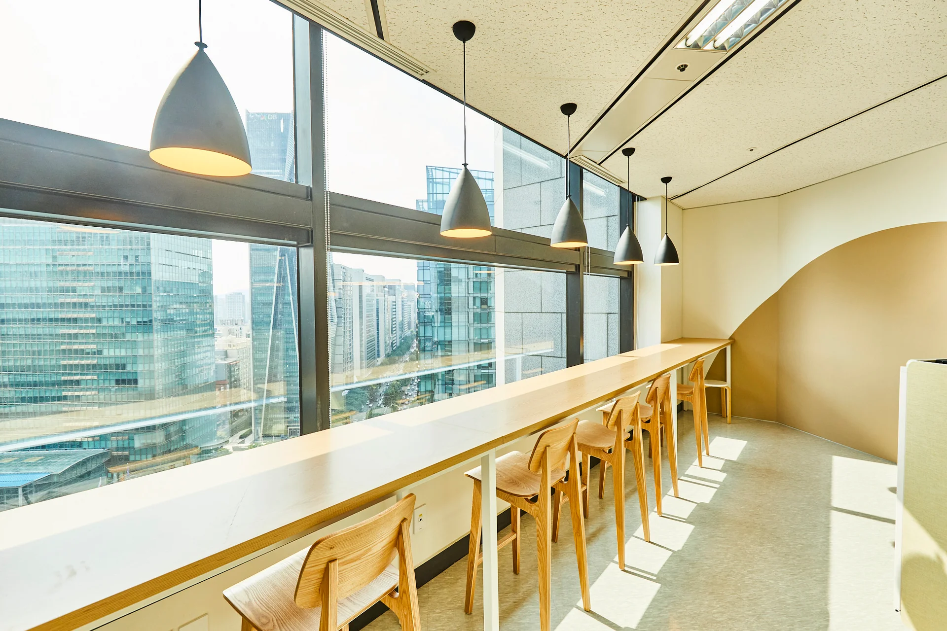 A1퍼포먼스팩토리 사무실 내 창측 업무 공간