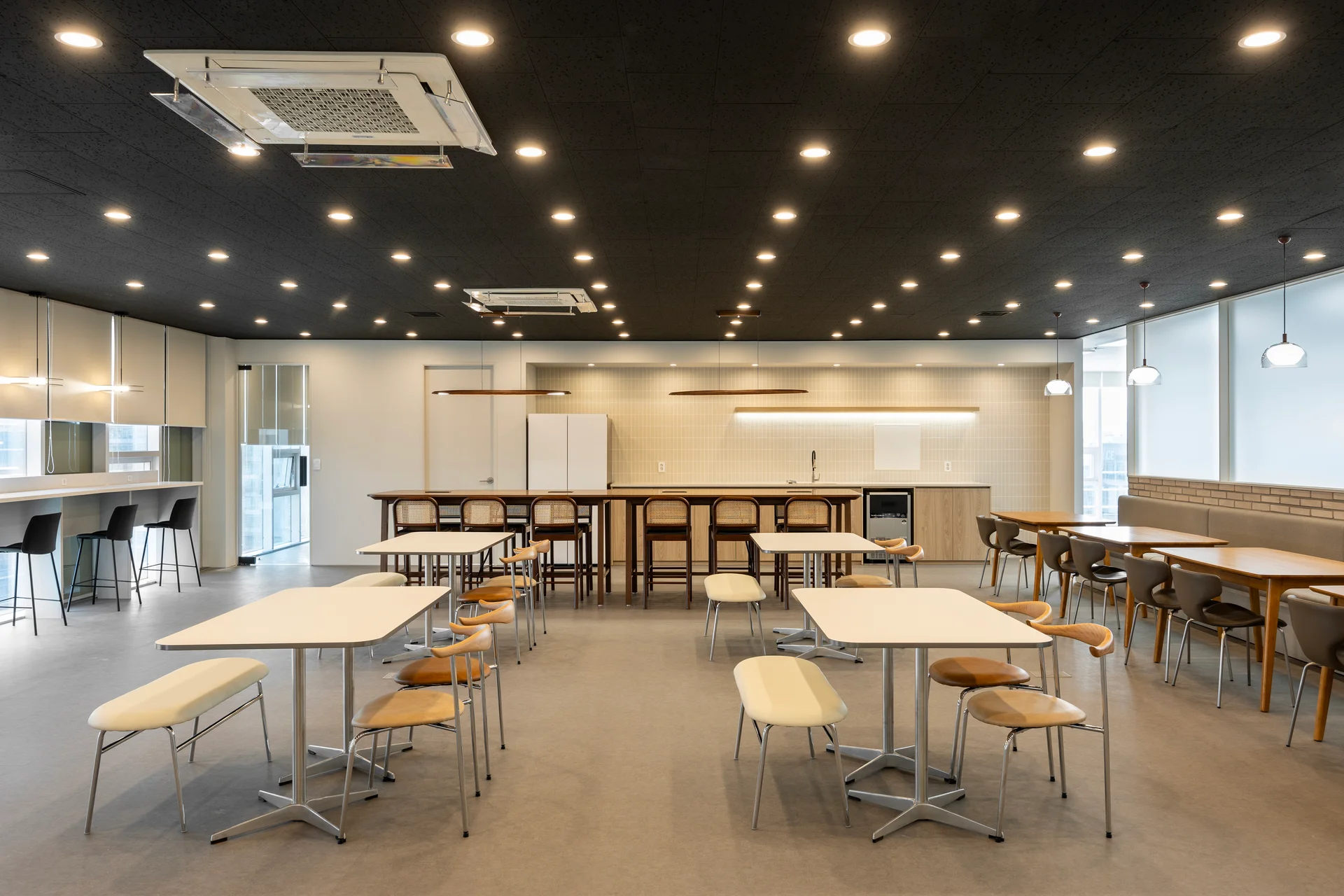 미리디 사무실 온화한 무드의 벽돌 라운지 인테리어 전경