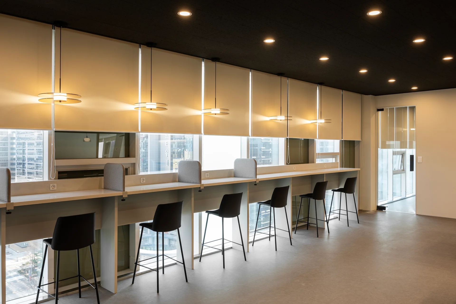 미리디 사무실 라운지 창가 바 좌석