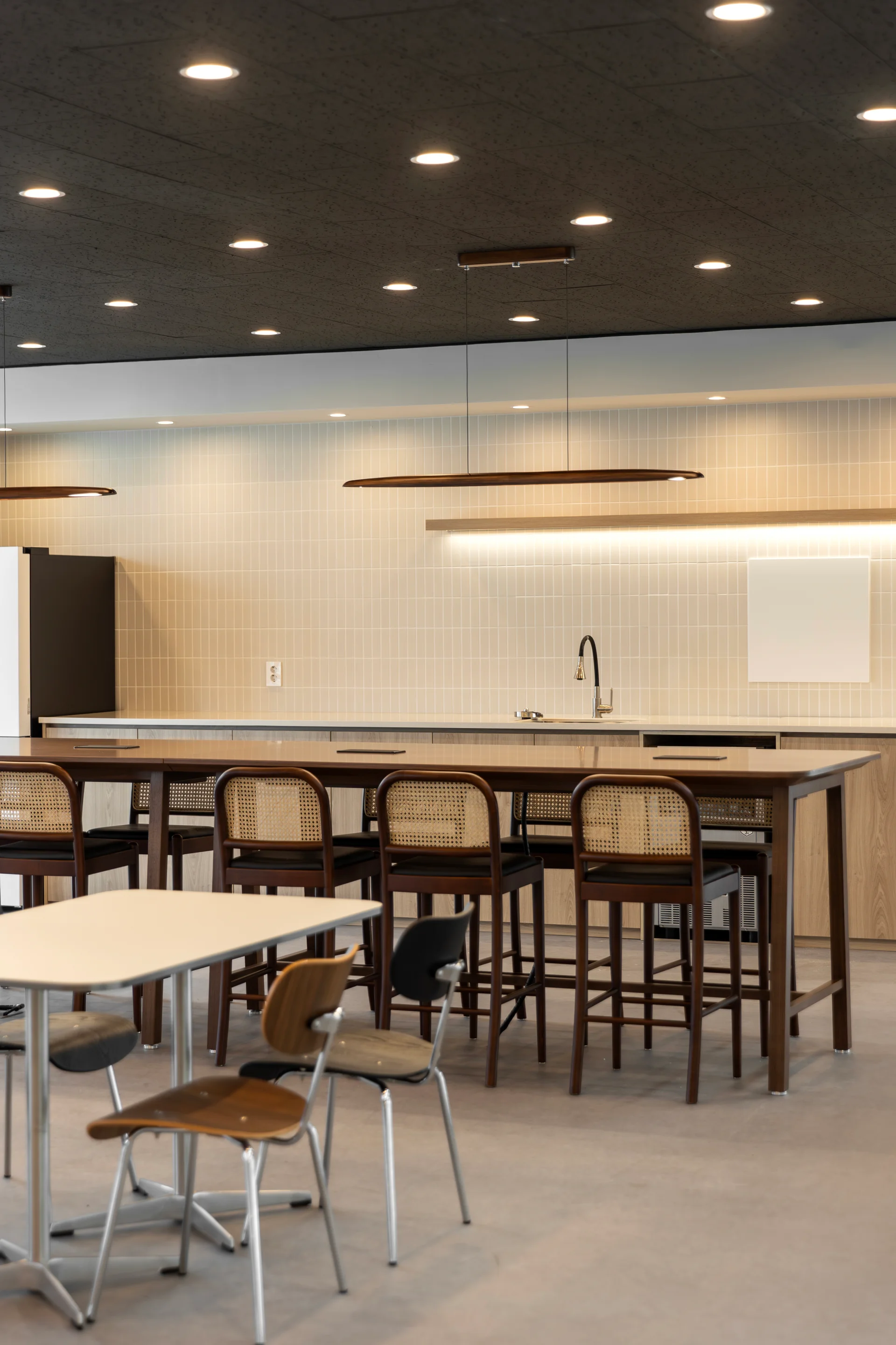 미리디 사무실 온화한 무드의 라운지 캔틴