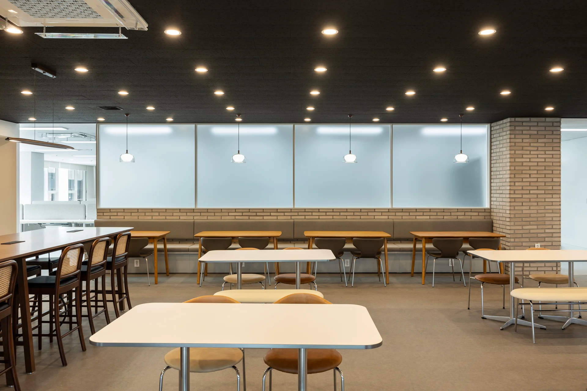 미리디 사무실 온화한 무드의 벽돌 라운지 인테리어