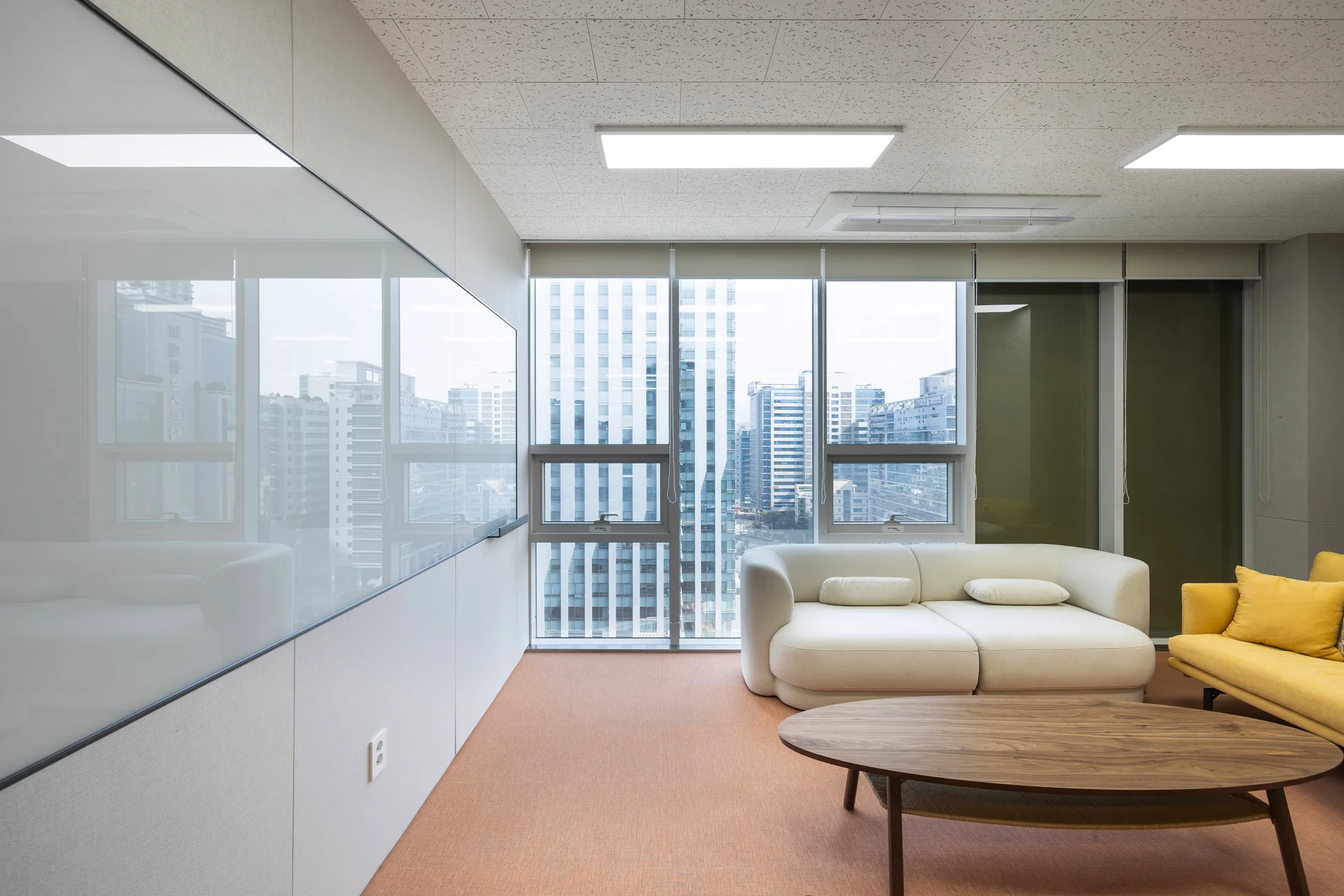 미리디 사무실 캐주얼 회의실 전경