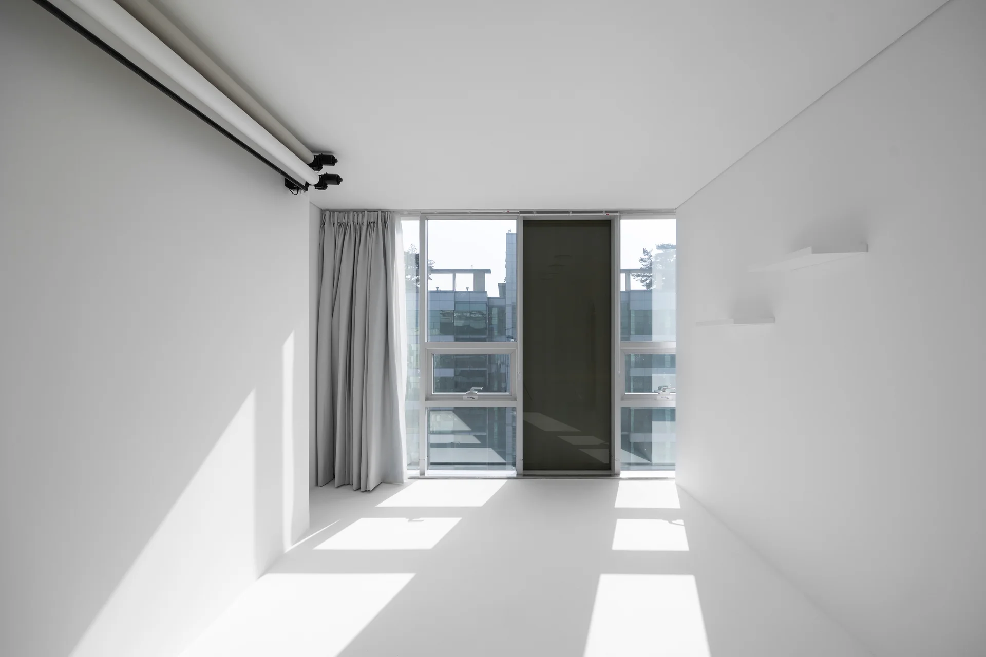 미리디 사무실 촬영 스튜디오 자연광 들어오는 창가