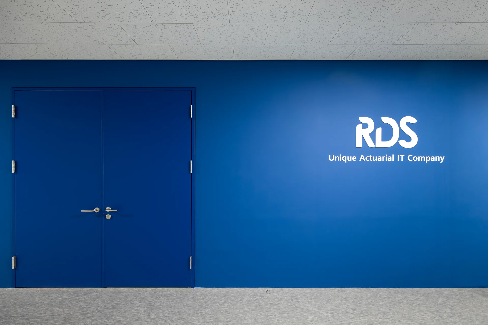 RDS 사무실 출입구 사인 월