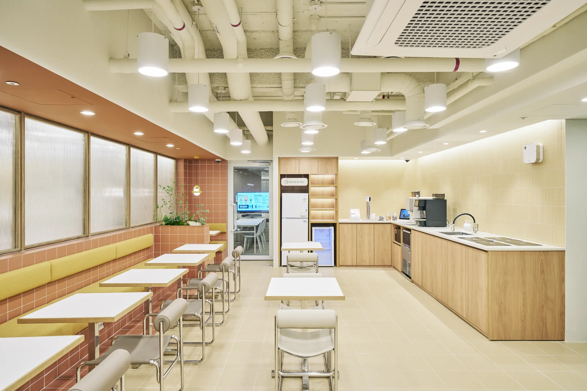 패스트파이브 서초2호점 우드 소재 캔틴 인테리어