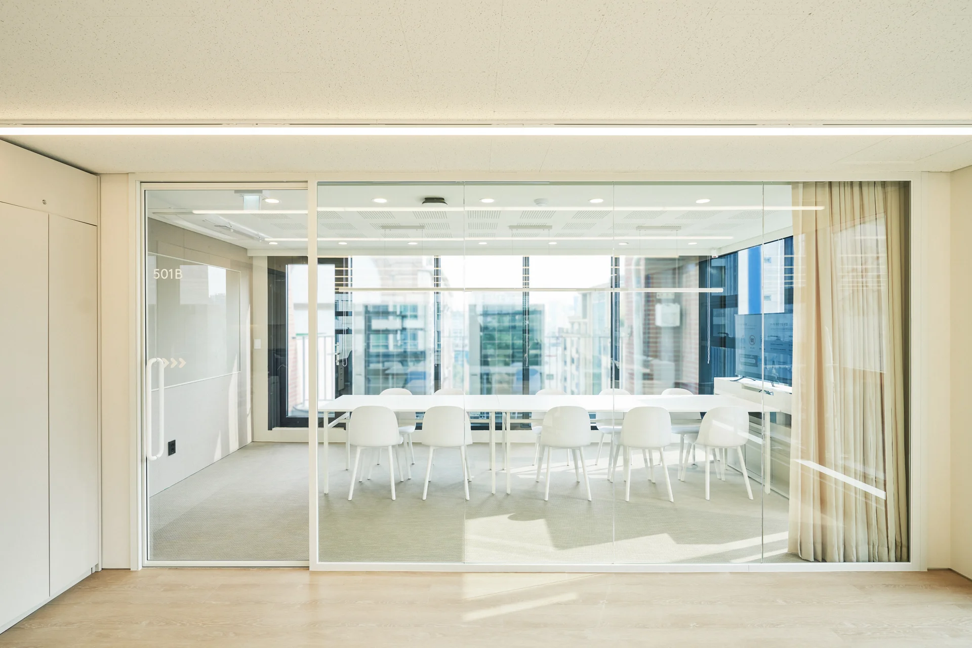 패스트파이브 서초2호점 채광이 좋은 회의실 전경