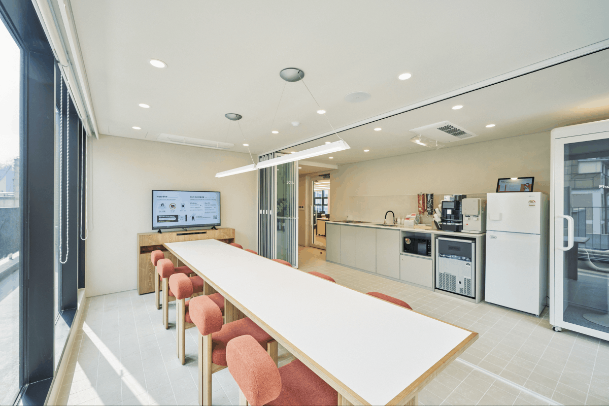 패스트파이브 서초2호점 회의실 폴딩 도어 열고 닫는 모습