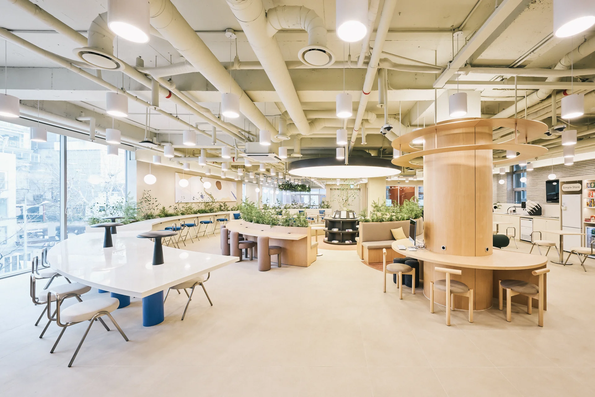 패스트파이브 한남점 메인 라운지에 비치된 다양한 좌석 종류