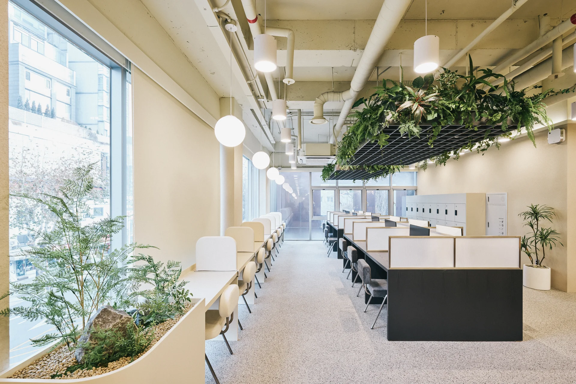 패스트파이브 한남점 창가 좌석 인테리어