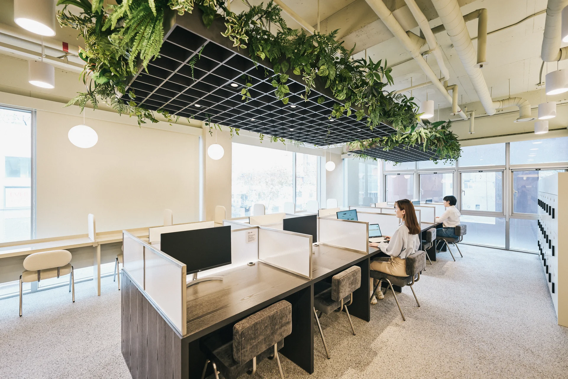 패스트파이브 한남점 1인 모니터 집중 업무 좌석 인테리어