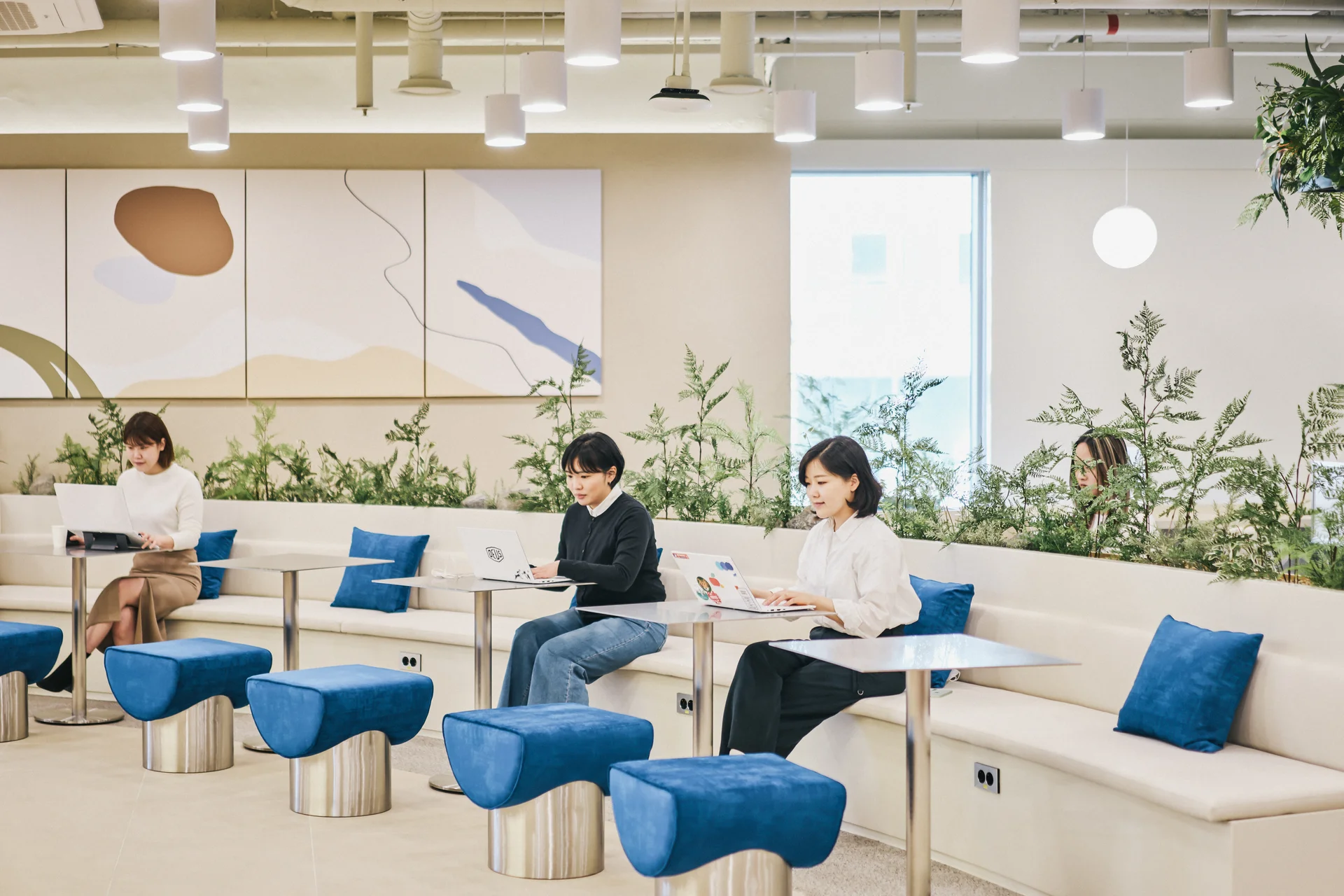 패스트파이브 한남점 1인 좌석, 메탈과 패브릭의 조화로운 디자인