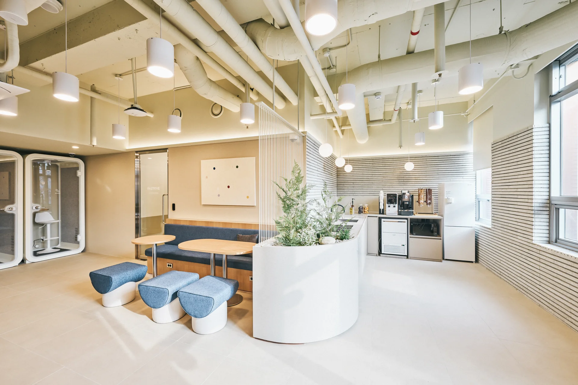 패스트파이브 한남점 화이트 캔틴 인테리어