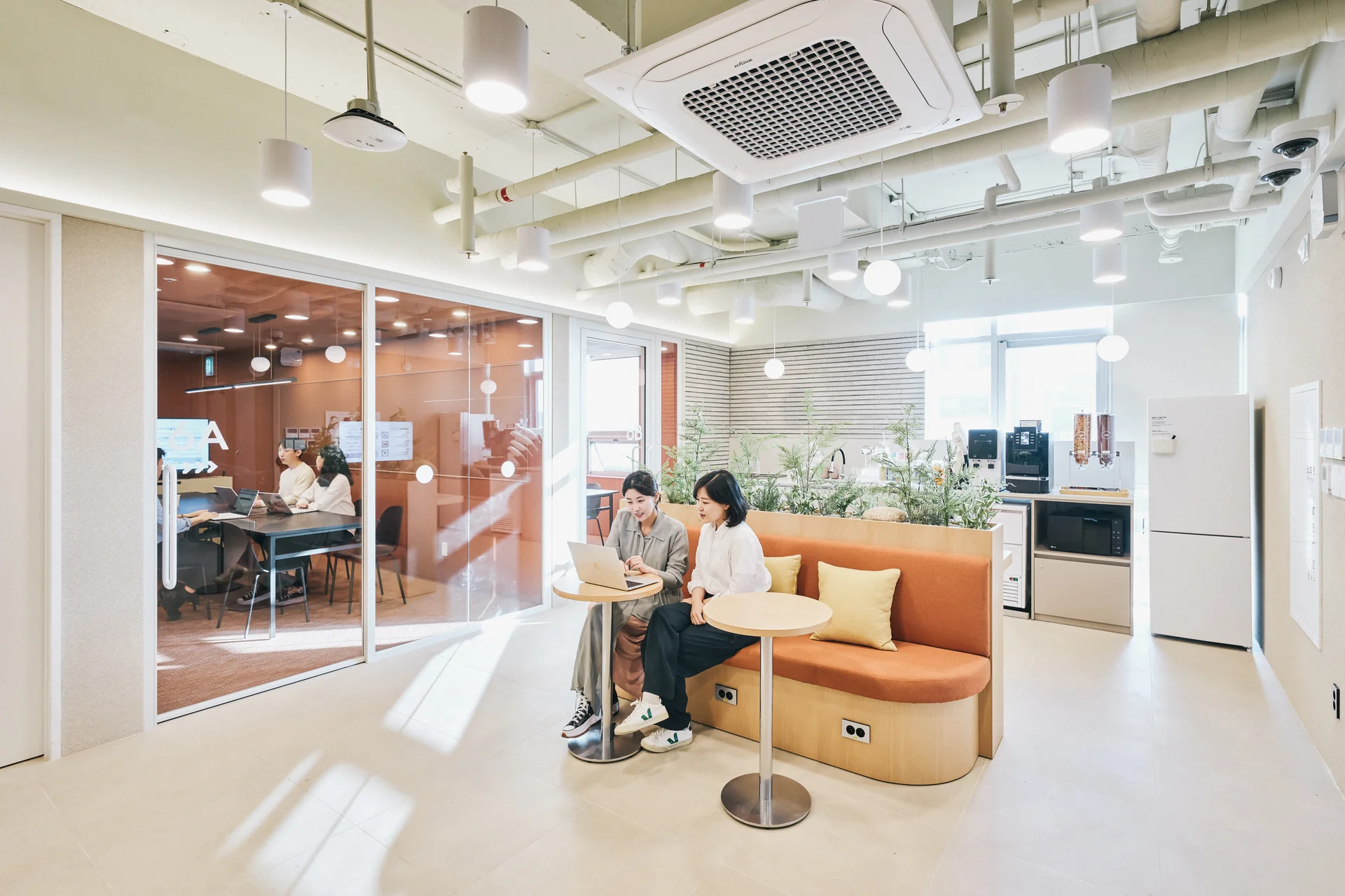 패스트파이브 한남점 레드 캔틴 인테리어