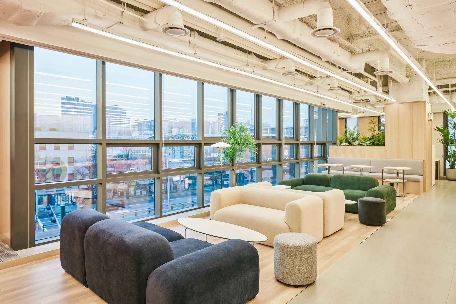 패스트파이브 서울역점 라운지 소파 인테리어