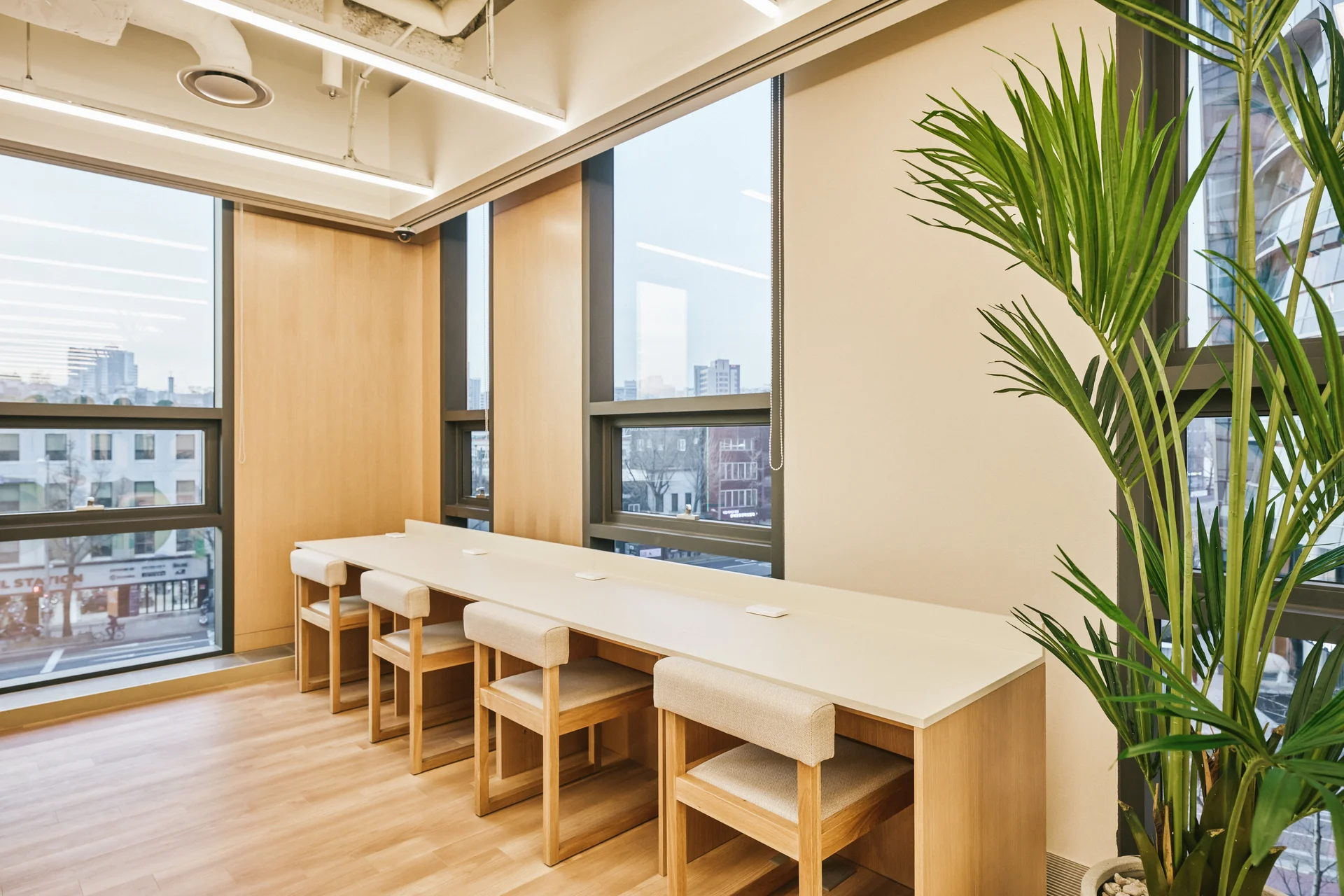 패스트파이브 서울역점 창가 1인 좌석 인테리어