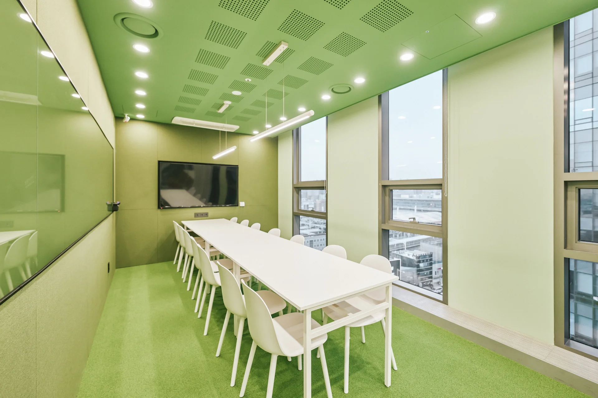 패스트파이브 서울역점 회의실 그린 컬러 인테리어