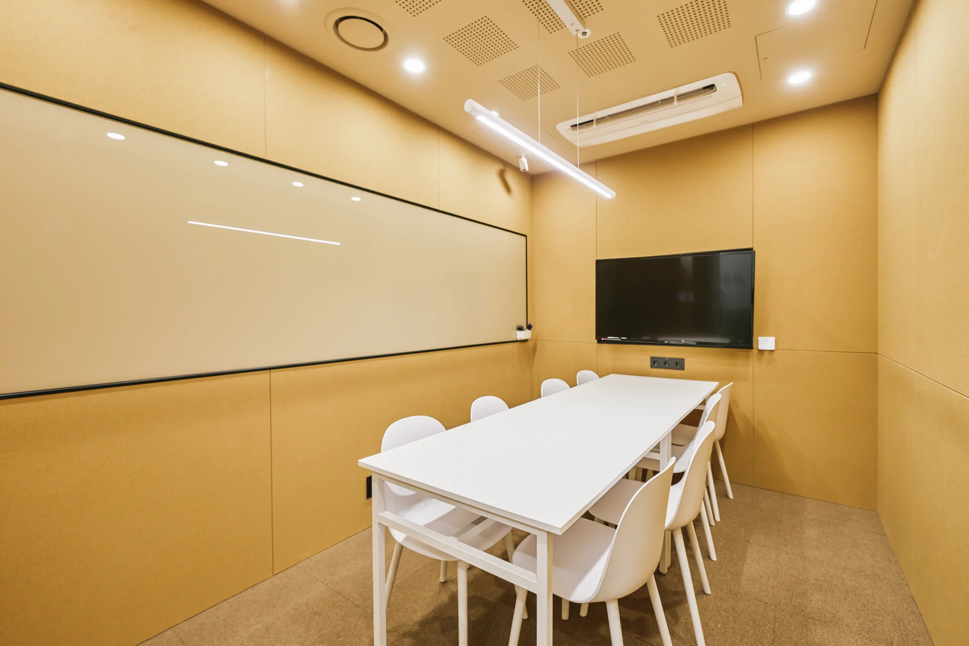 패스트파이브 서울역점 회의실 머스타드 컬러 인테리어