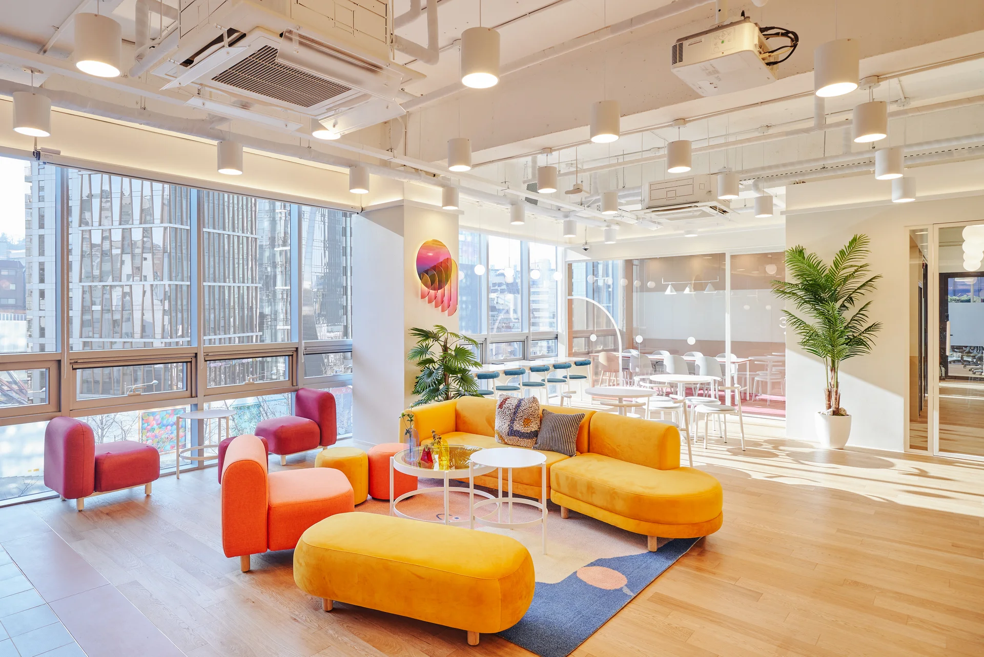 패스트파이브 신사점 라운지 소파 인테리어