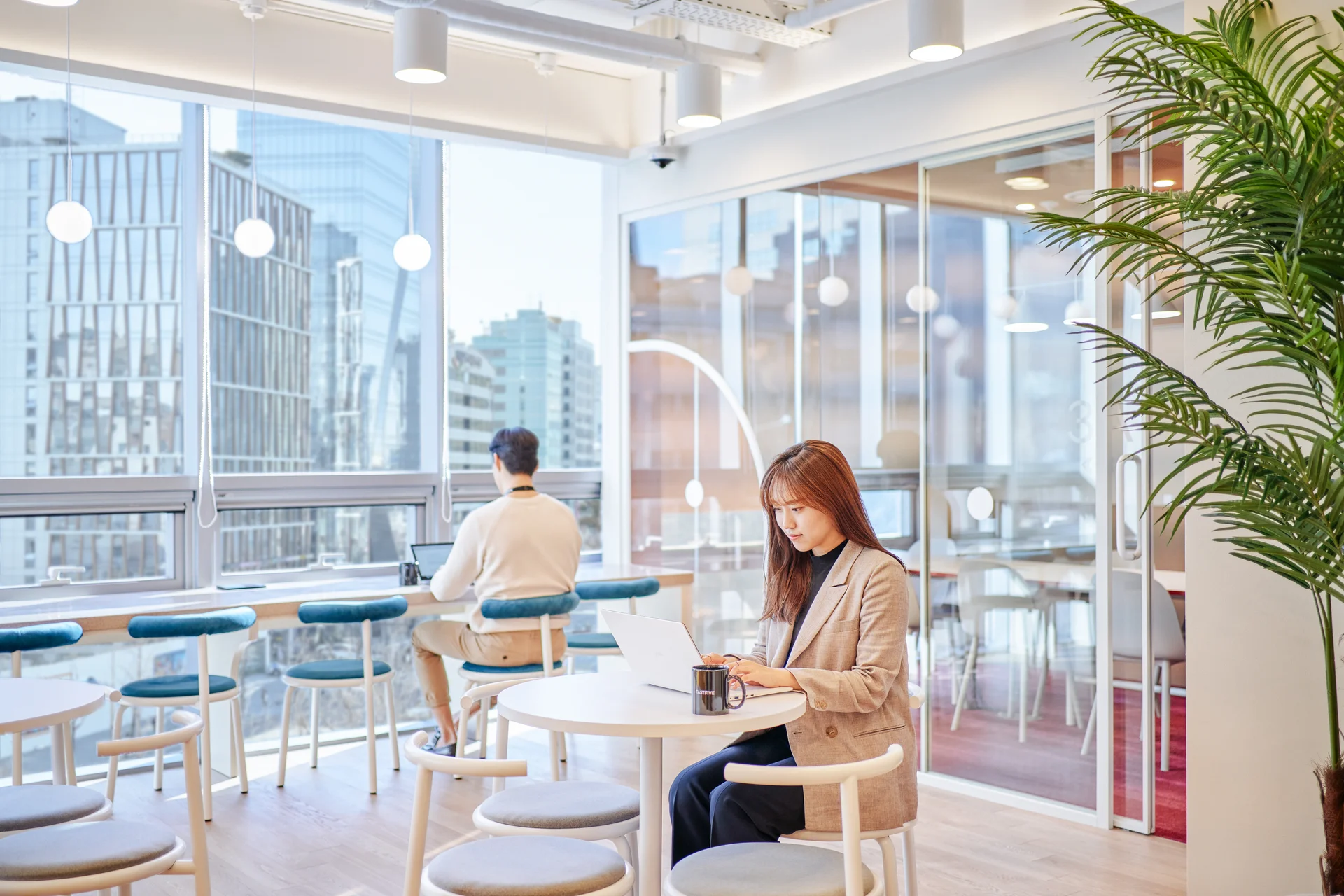 패스트파이브 신사점 라운지에서 직원이 근무하는 모습