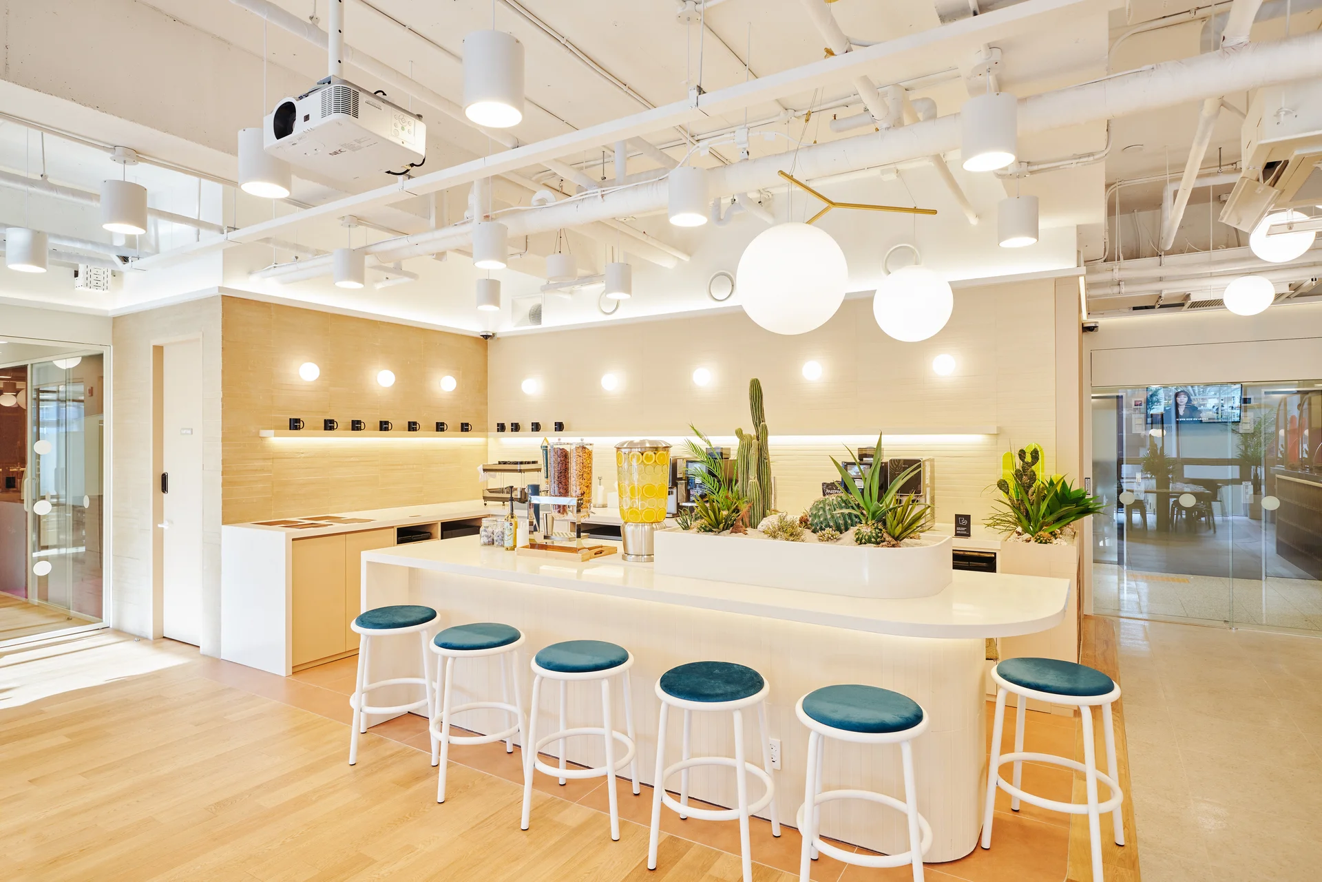 패스트파이브 신사점 메인 라운지 캔틴 인테리어