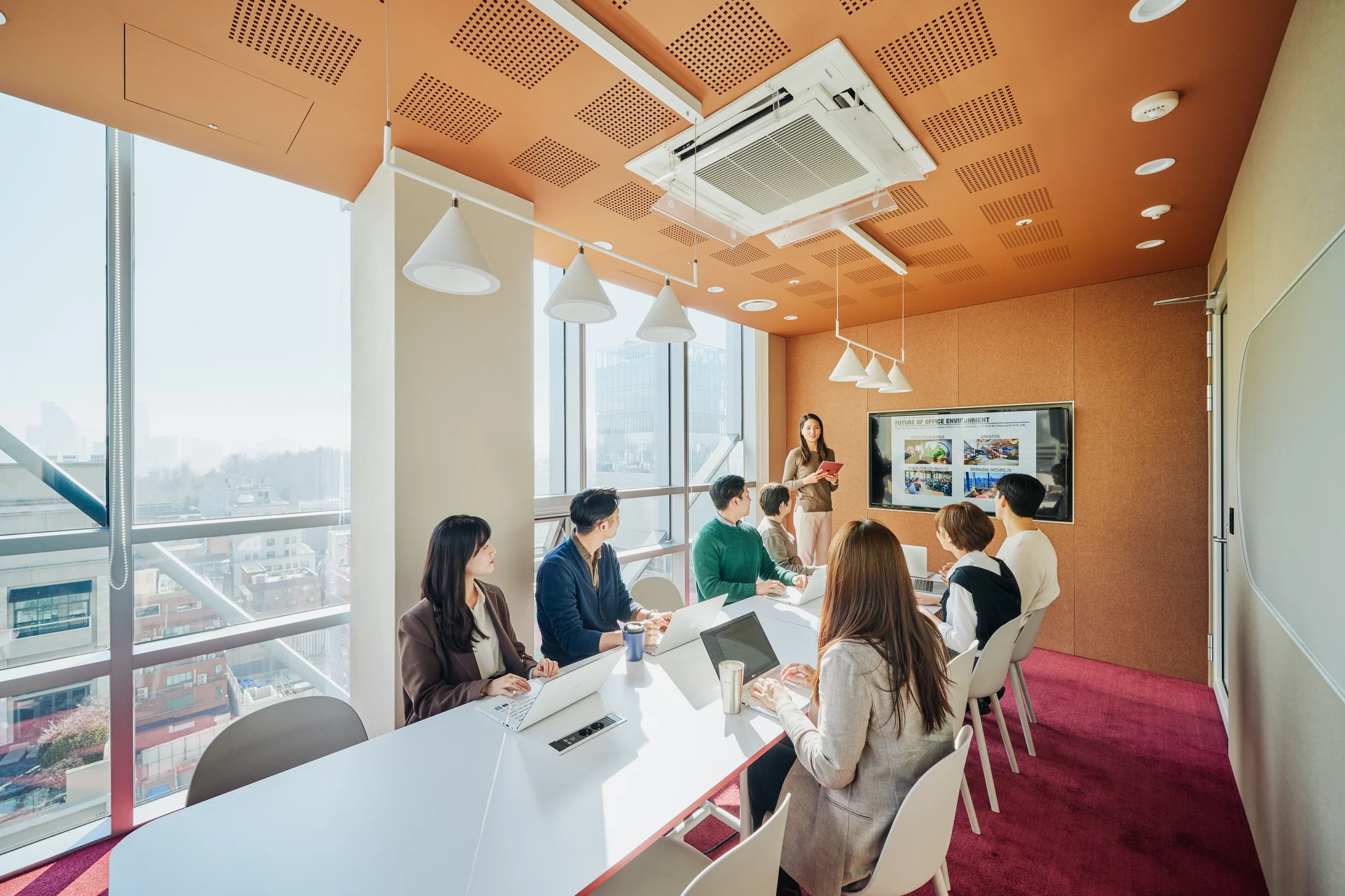 패스트파이브 신사점 회의실 내부 전경, 붉은 컬러 인테리어