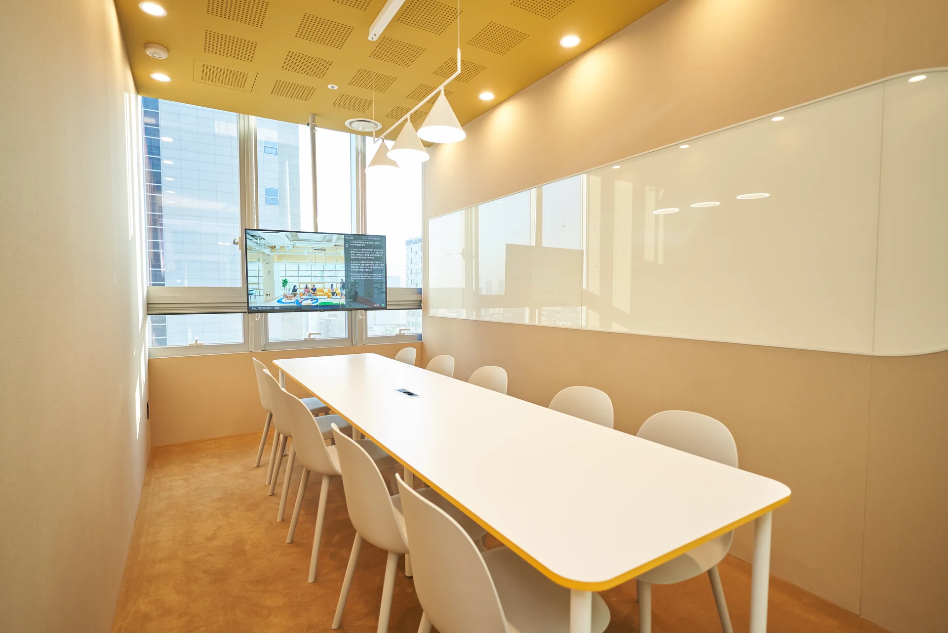 패스트파이브 신사점 회의실 내부 전경, 노란 컬러 인테리어