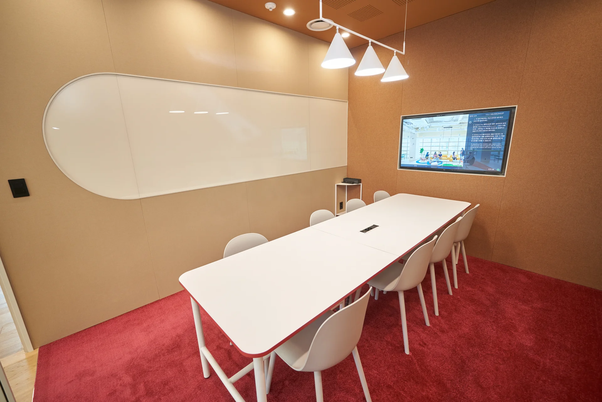 패스트파이브 신사점 회의실 내부 전경, 핑크 컬러 인테리어