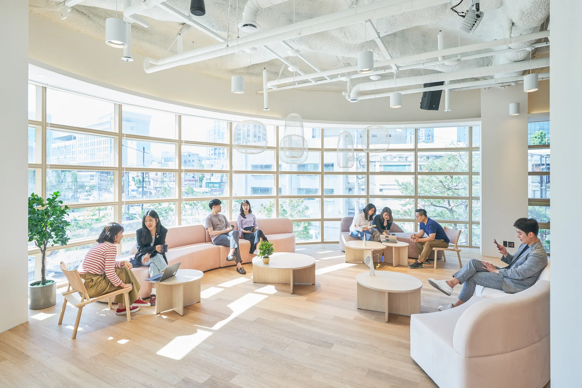 패스트파이브 서울숲점 라운지 소파 존 전경