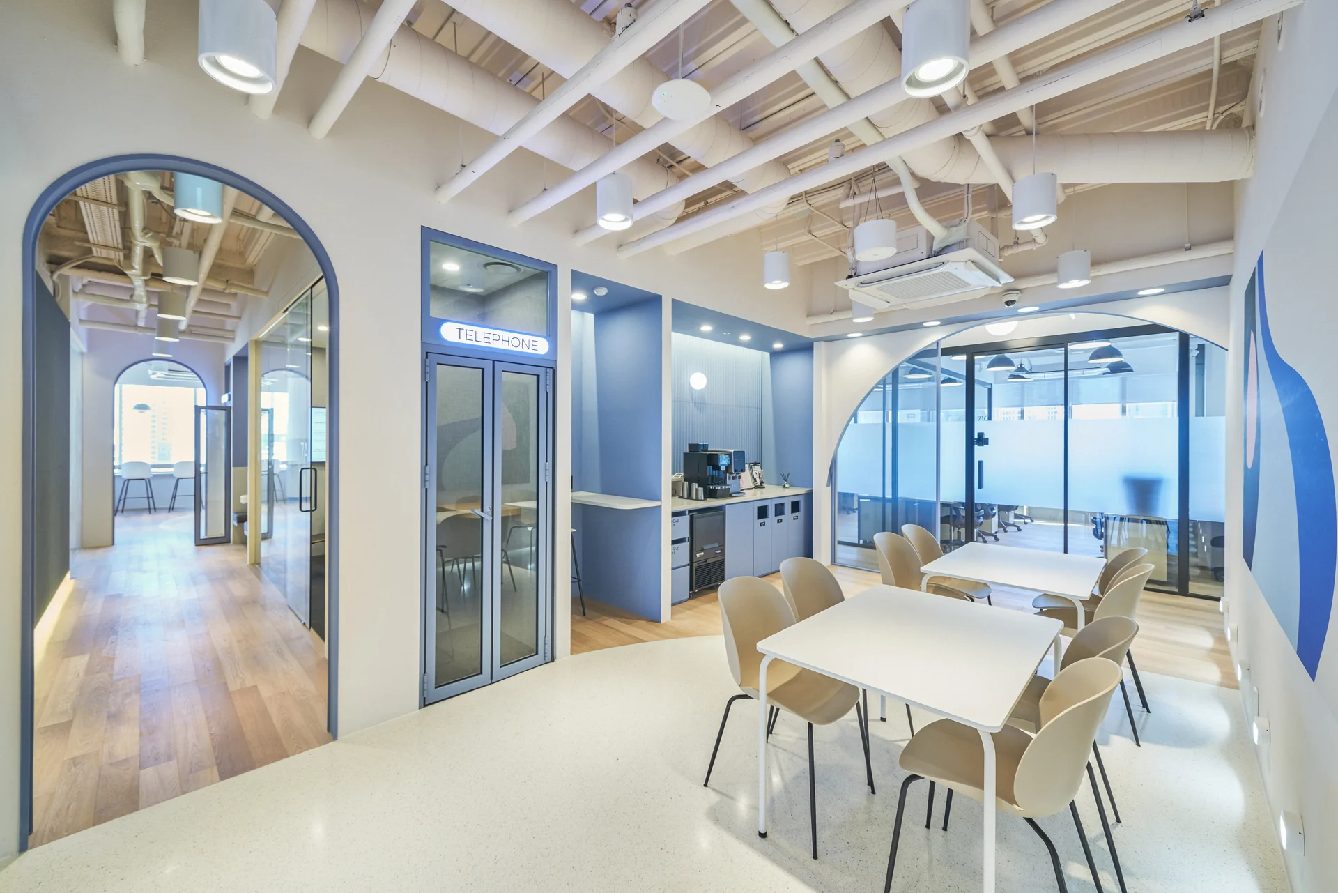 패스트파이브 서울숲점 서브 라운지 블루 인테리어