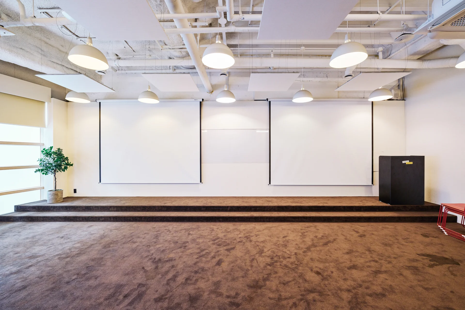 패스트파이브 서울숲점 세미나실 스크린 내린 모습