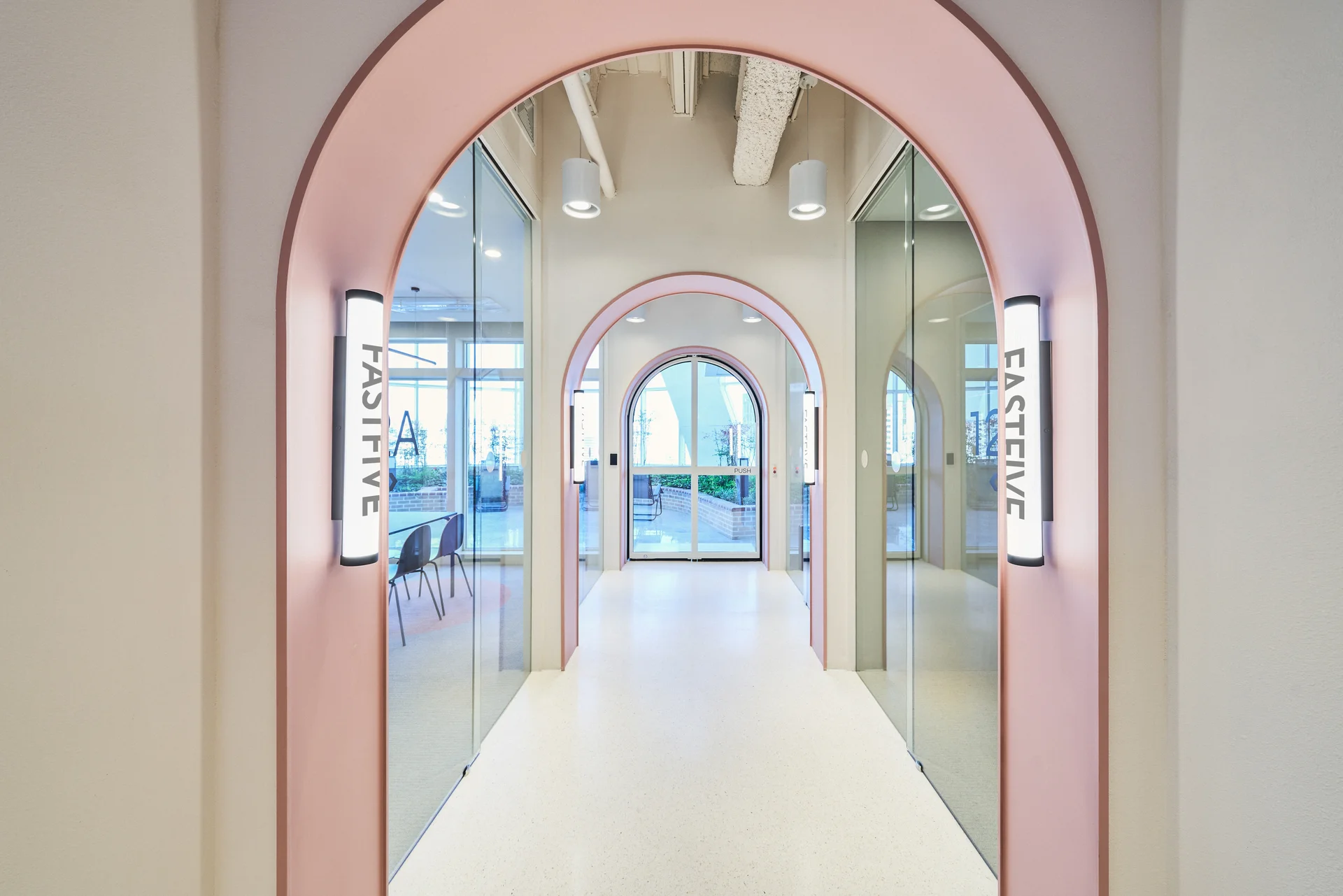 패스트파이브 서울숲점 테라스로 가는 길 복도, 문 인테리어